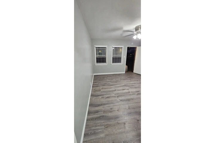 $1550 : BELL GARDENS - STUDIO image 3