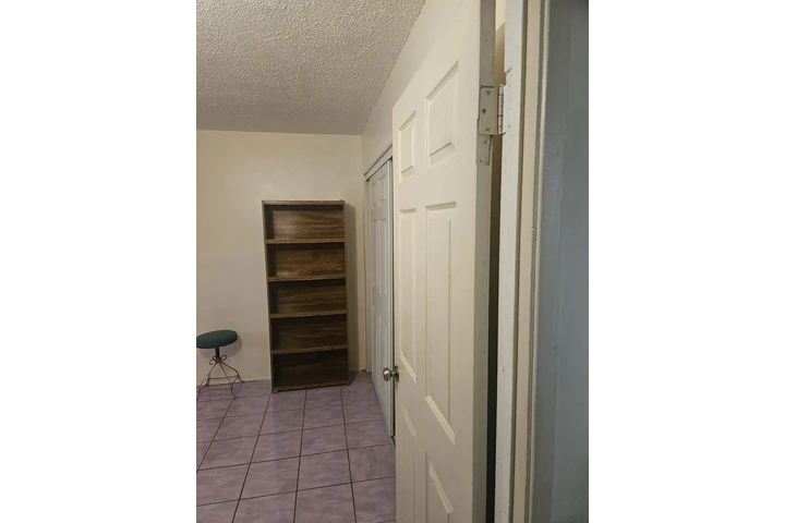 $1 : Rento cuarto grande image 1