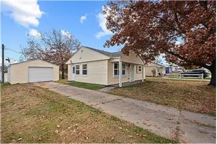 $700 : Rental property with 2 bedro image 1