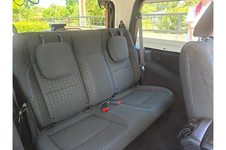 $37995 : Jeep Wrangler 2021 4x4 Islan image 10