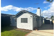 The home includes 3 bedrooms, en Los Angeles