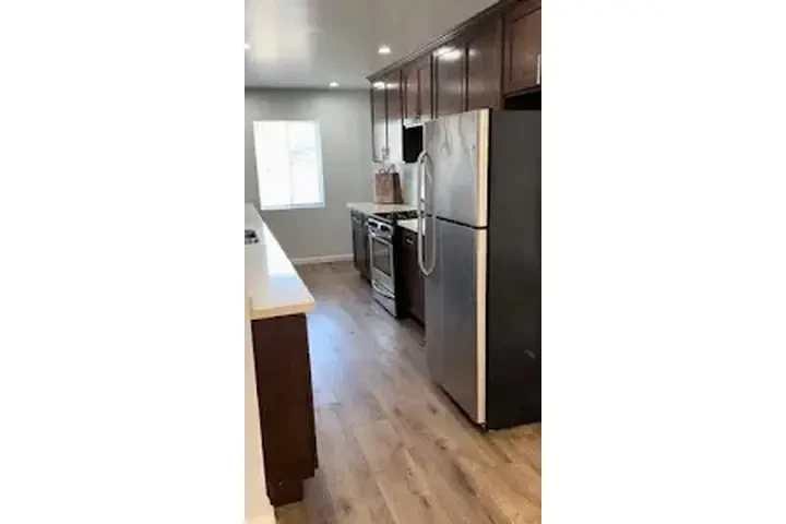 $4295 : RENTO CASA- Cerca de Vermont image 2