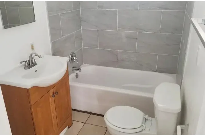 $1195 : Fresh 1bd 1ba @ Riverside image 3