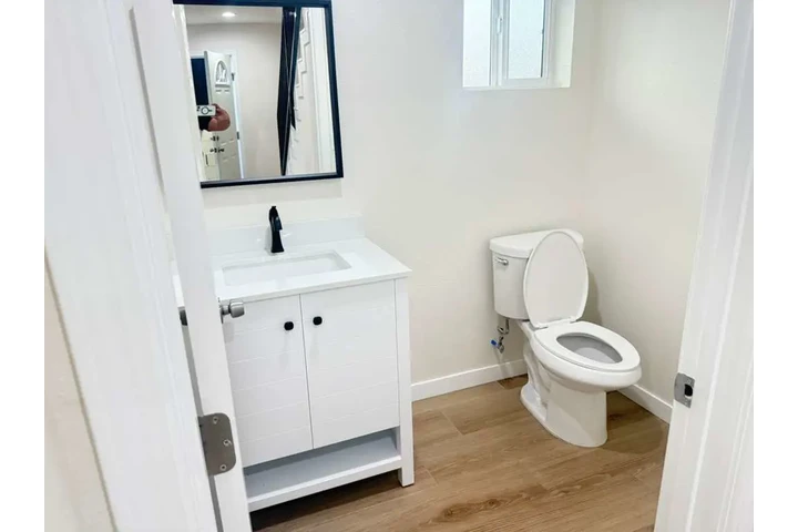 $2650 : 631 E 83rd St 90001 image 4