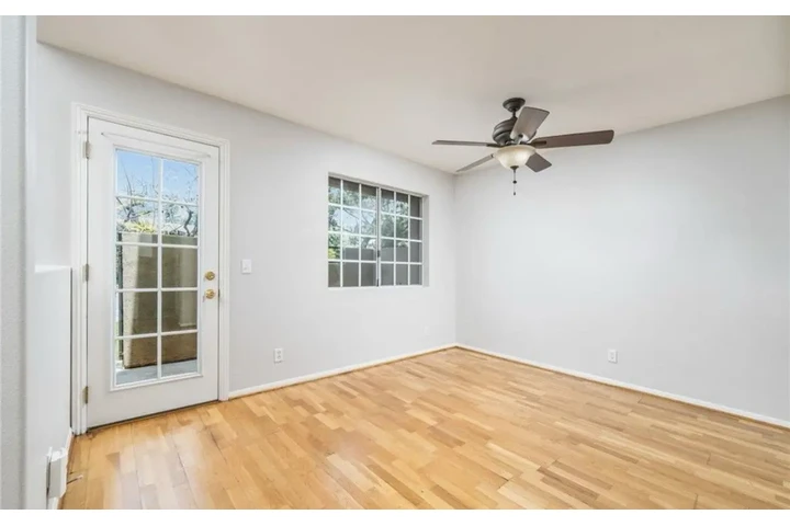 $1900 : 2 Bedroom Apt in Central LA image 3