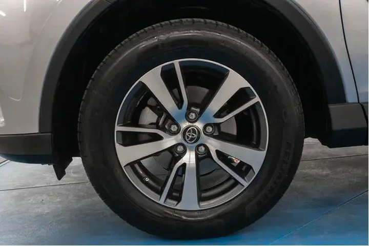 $19754 : Toyota RAV4 2018 XLE 4dr SUV image 2