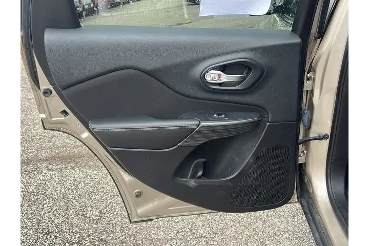 Jeep Cherokee 2015 4x4 Latit image 6