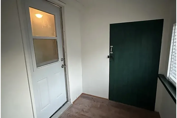 $1000 : This is a studio-style unit wi image 4