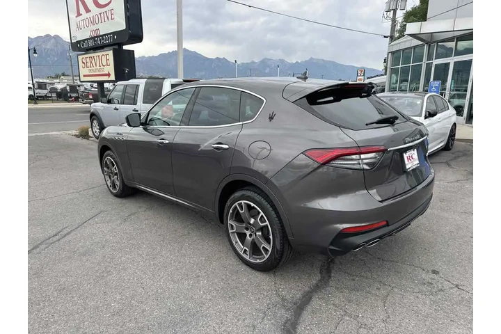 $45500 : 2022 Levante Modena image 8