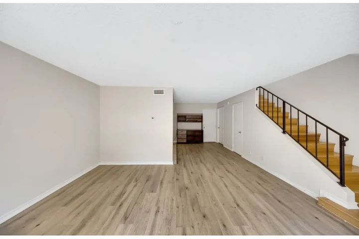 $2350 : 3Bed/2Bath Apt in Los Angeles image 2
