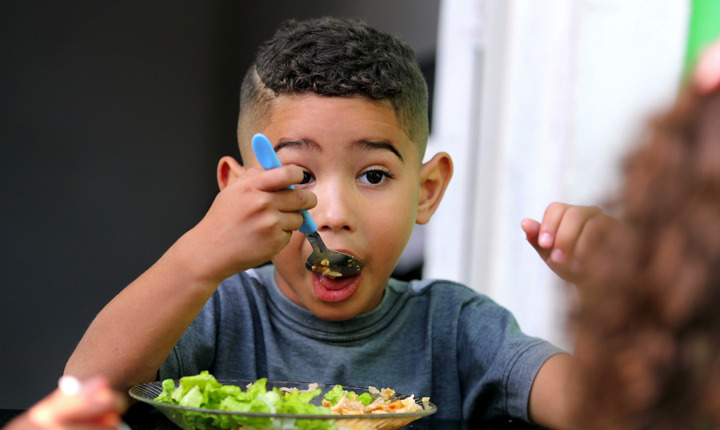 niño comiendo una ensalada