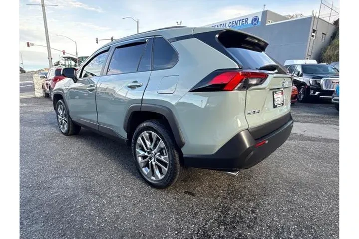 $31890 : Toyota RAV4 2023 AWD XLE Pre image 7