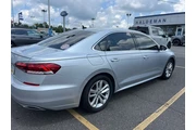 $14995 : Volkswagen Passat 2020 SE 4d thumbnail