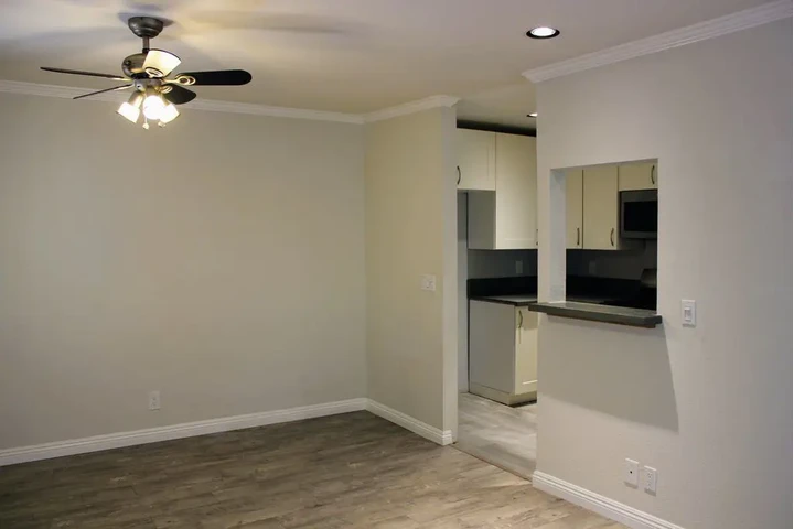 $1050 : Excelente estado Marina, CA image 3