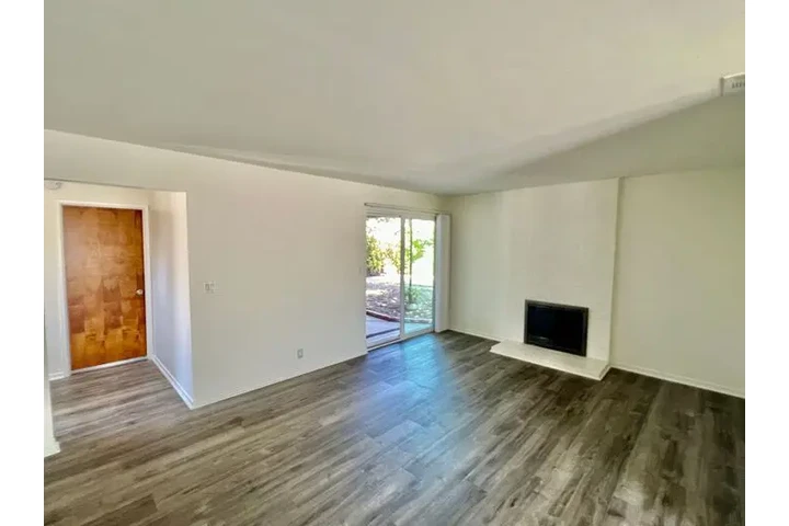 $2000 : Casa totalmente remodelada image 2
