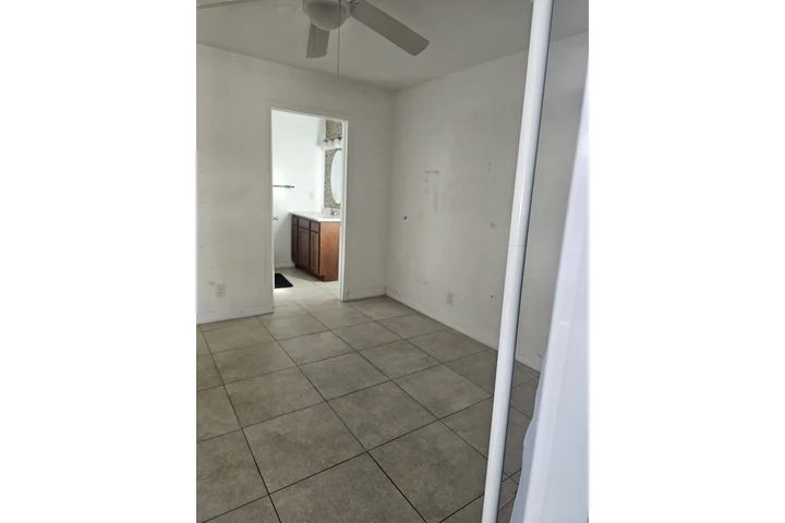 $1200 : Rento cuarto con bano privado image 2