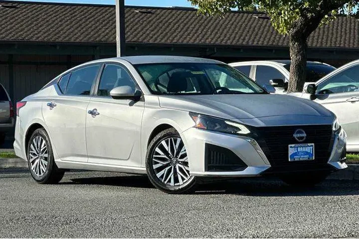 $18850 : Nissan Altima 2023 2.5 SV 4d image 2