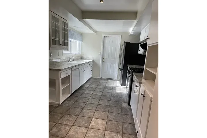 $1870 : Single story two bedroom and t image 4