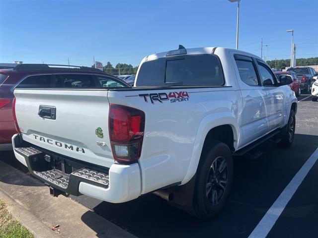 $35991 : PRE-OWNED 2018 TOYOTA TACOMA image 9