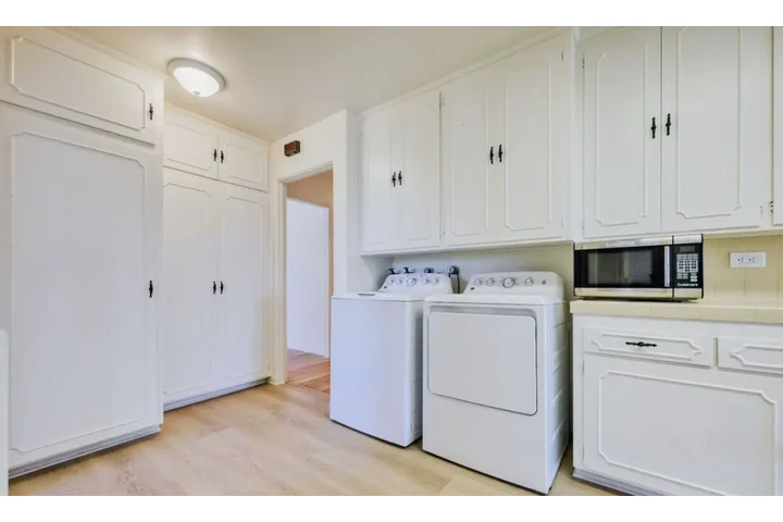 $2450 : 3 Bed 2 Bath House in Carson image 6