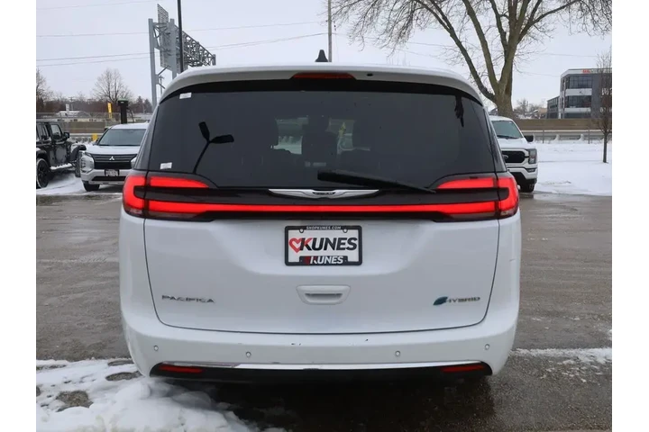 $26777 : Chrysler Pacifica Plug-In Hy image 8