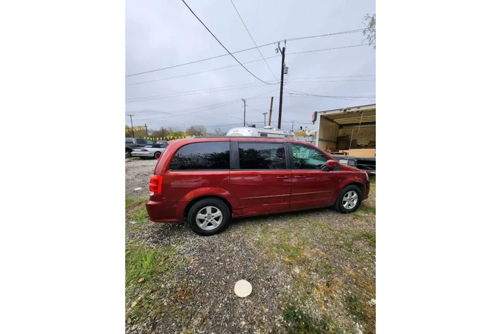 $5900 : 2011 DODGE GRAND CARAVAN PASS image 3