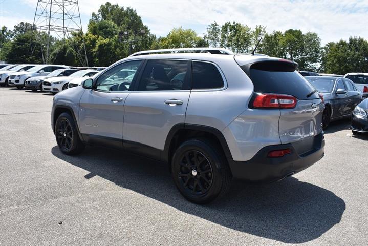 2018 Cherokee Latitude image 9