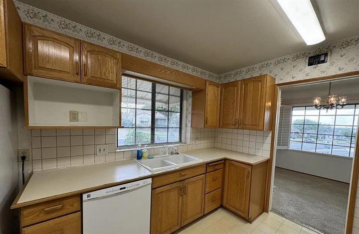 $2400 : Lovely Single-Family Home image 9