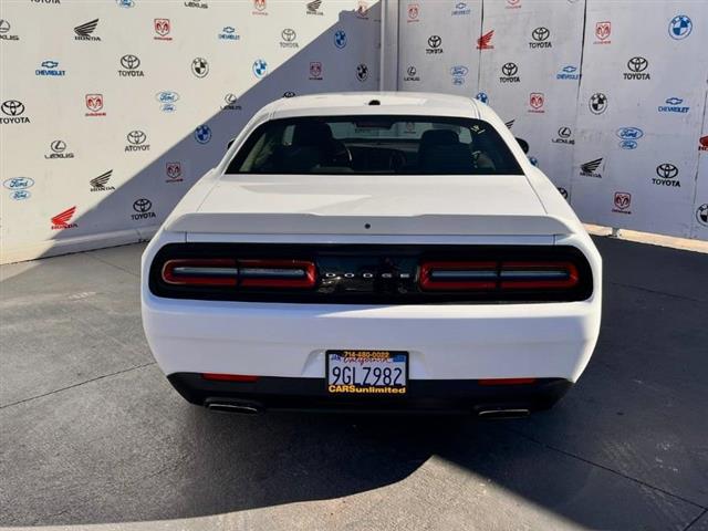 $17995 : Used 2019 Challenger SXT RWD image 4