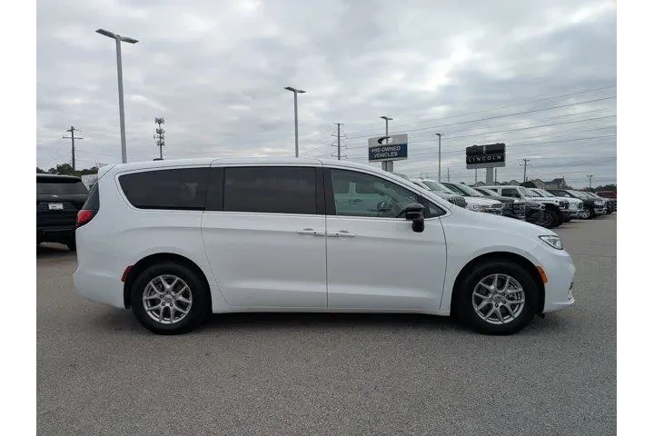 $27995 : Chrysler Pacifica 2024 Touri image 4
