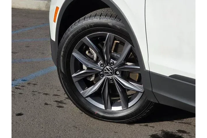 $21500 : Volkswagen Tiguan 2023 SE 4d image 8