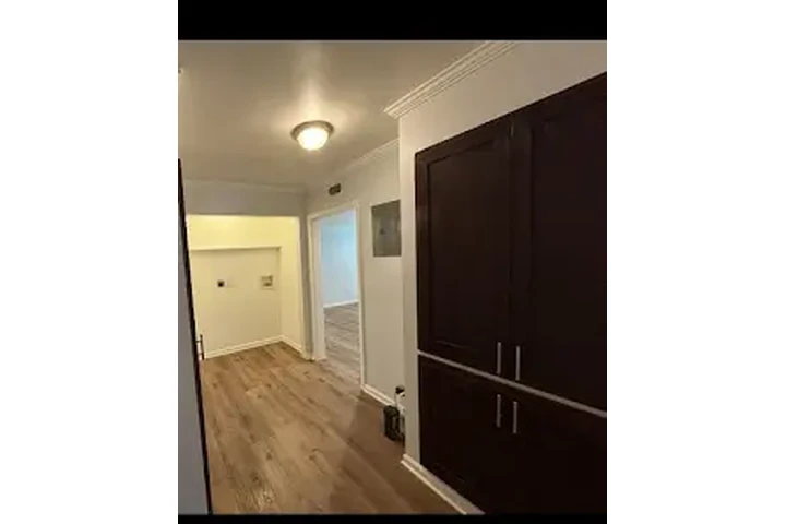 $4295 : RENTO CASA- Cerca de Vermont image 6