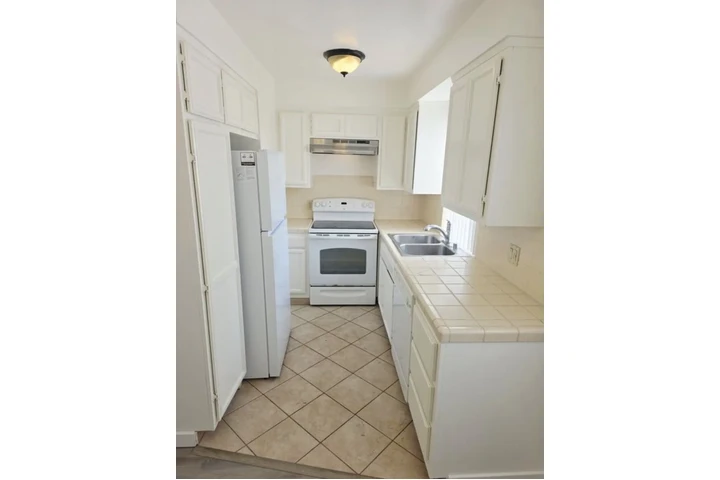 $1970 : 2 Bedroom Apt in James M wood image 2