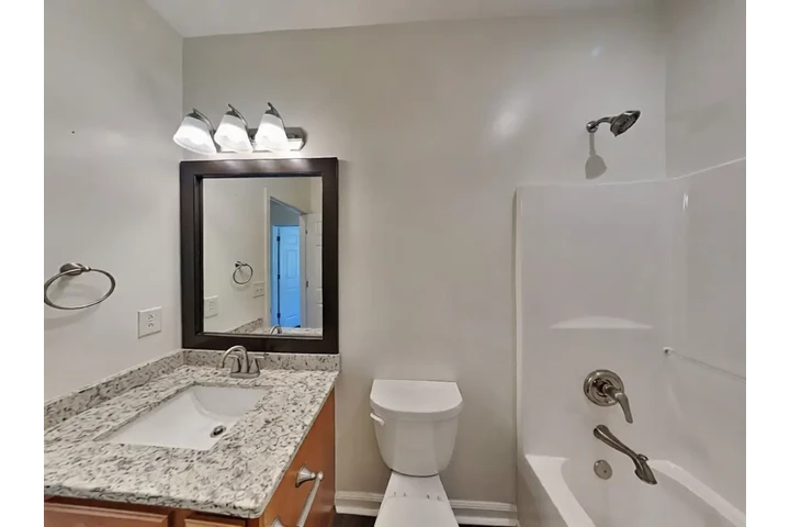 $2501 : Spacious & Modern 3-Bedroom image 8