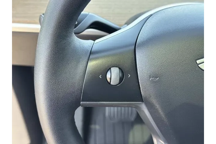 $31800 : Tesla Model Y 2022 AWD Long image 9