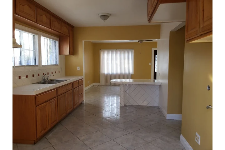 $1 : Casa 2 Rec en Montebello image 1