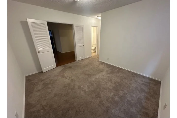 $1900 : 2 Bedroom Apt in James M Wood image 6
