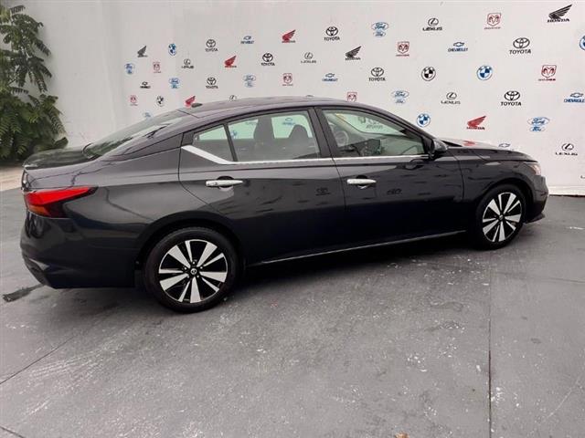 $18995 : Used 2021 Altima 2.5 SV Sedan image 2