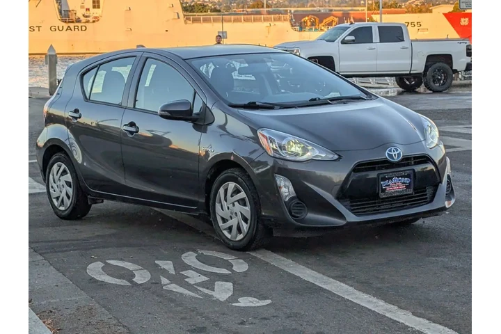 $11988 : 2015 Prius c Two image 4