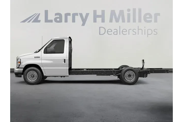 Ford E-Series 2023 E-350 SD image 2