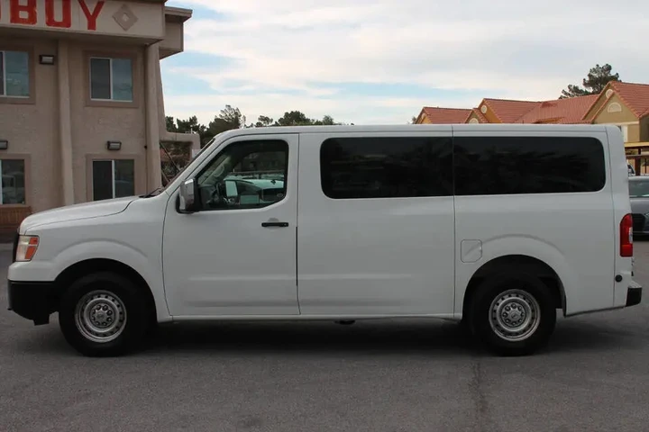 $18995 : 2016 NV 3500 HD SV image 5