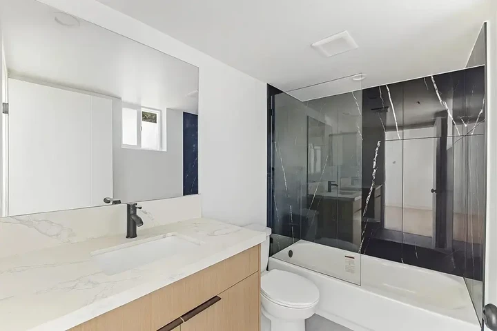 $550 : Private bedroom for Rent image 3