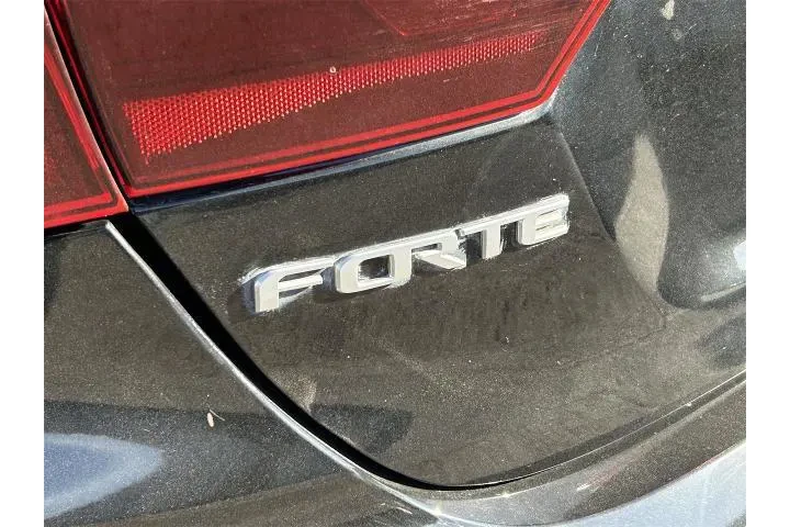 $13749 : Kia Forte 2023 LXS 4dr Sedan image 6