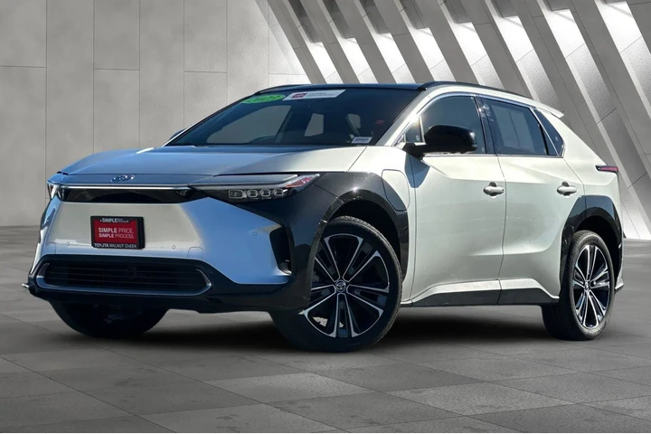 $24500 : Toyota bZ4X 2023 AWD Limited image 2