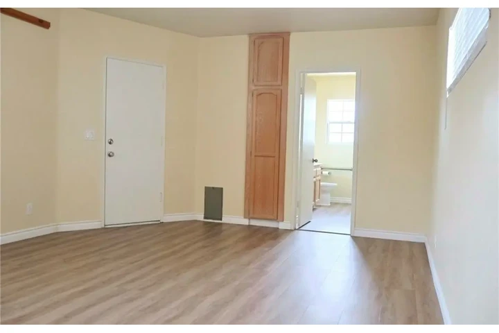 $2000 : 2 bedroom House in Koreatown image 6