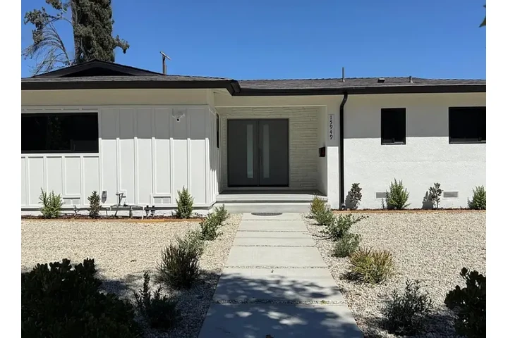 $1999 : 3 BEDROOM HOUSE GARAGE PARKING image 1