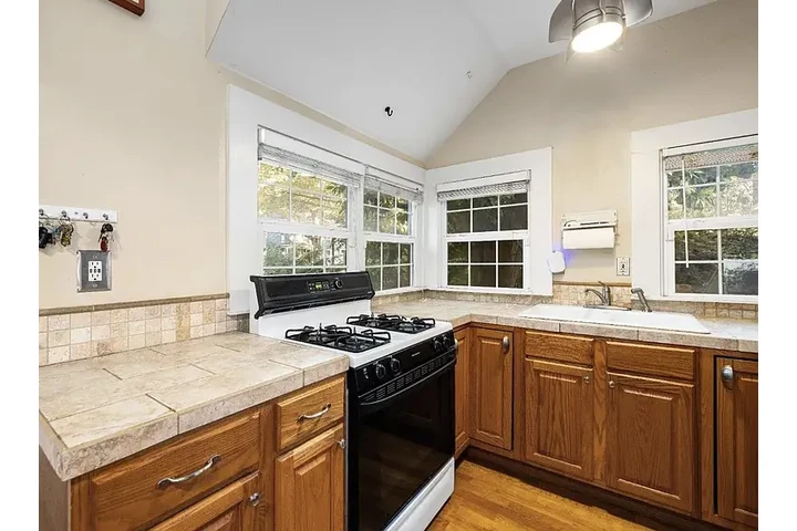 $1390 : Charming 2bed/1bath house image 6