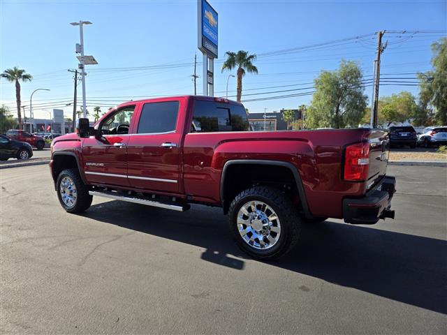 $55988 : Pre-Owned 2019 Sierra 2500HD image 4