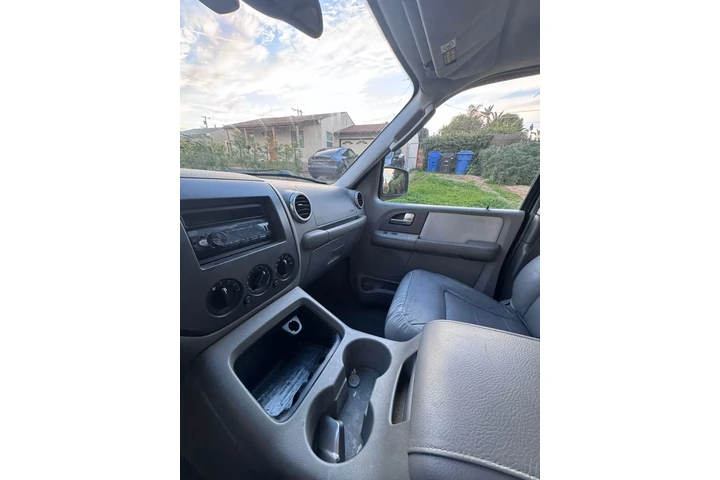 $2950 : Ford expedition 2004 (1 sueño) image 6