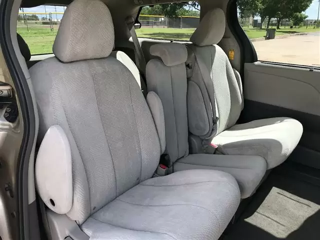 $8900 : 2014 Toyota Sienna LE minivan image 6